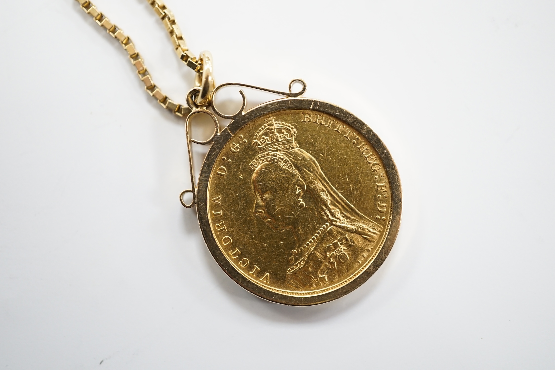 A Victoria 1891 gold sovereign, now in a modern 9ct gold pendant mount, on a yellow metal box link chain